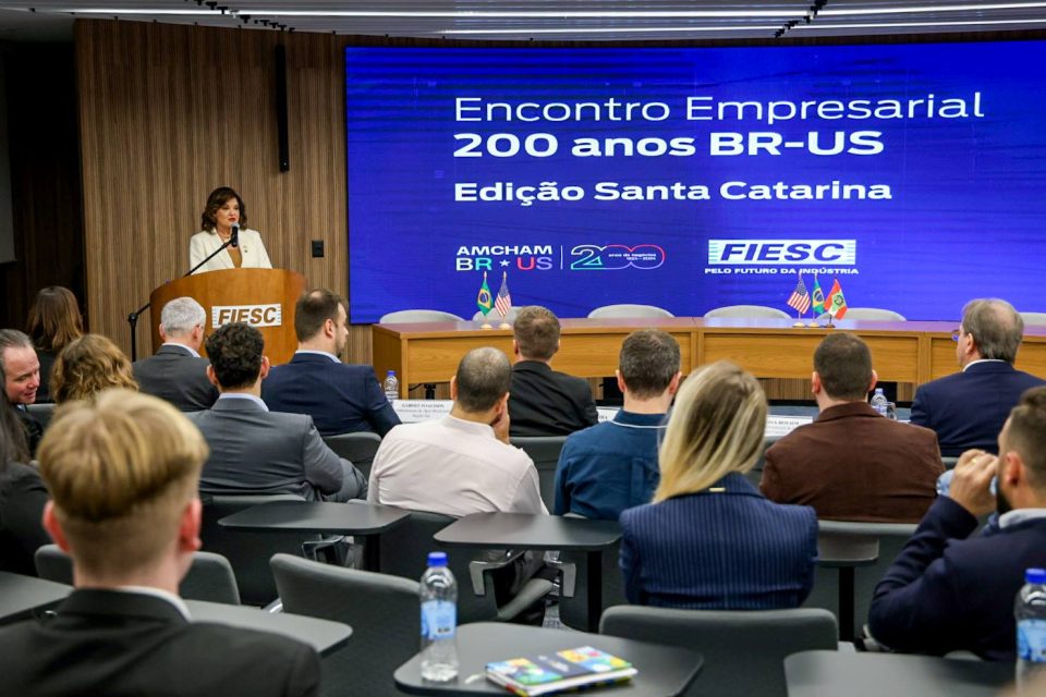 O encontro realizado nesta segunda-feira, 30, na sede da Federação da Indústria de Santa Catarina (Fiesc), que reuniu importantes lideranças empresariais e autoridades do estado, teve como objetivo fortalecer os laços econômicos e comerciais entre as duas nações, além de promover novas oportunidades de negócios para empresas catarinenses no mercado norteamericano.