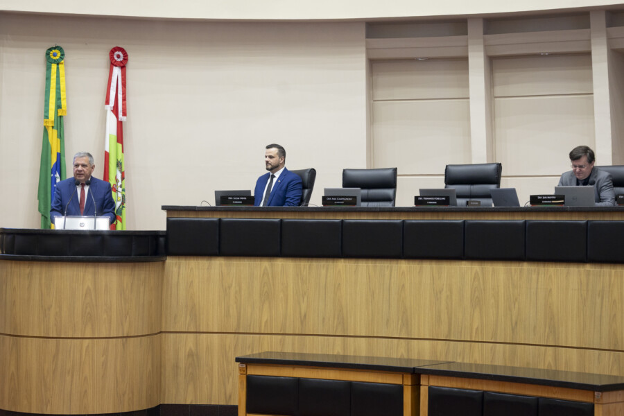 Deputado Mário Motta discursa na tribuna. Foto: Rodrigo Correa / Agência Alesc.