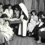 Aula de corte e costura, ministrada por freiras, para moradoras de Criciúma, em 1957