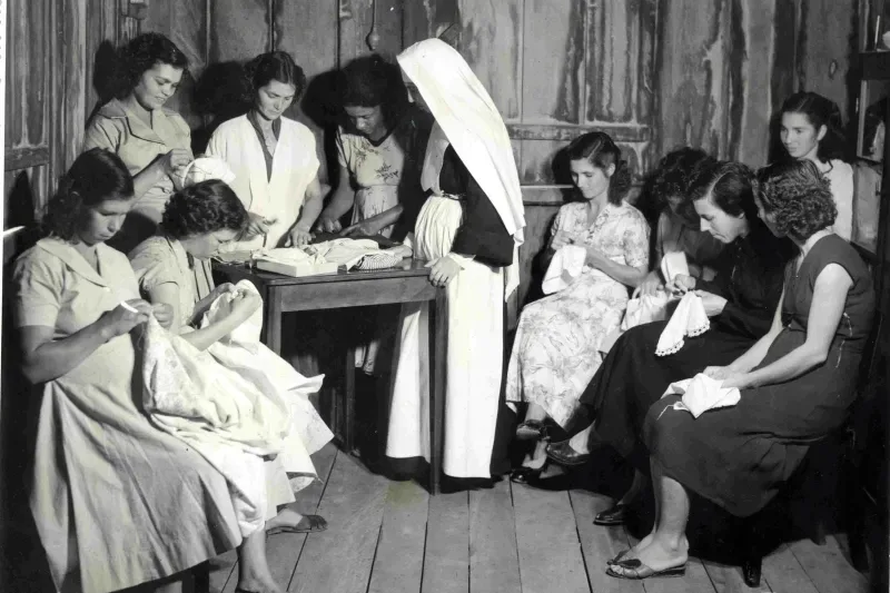 Aula de corte e costura, ministrada por freiras, para moradoras de Criciúma, em 1957