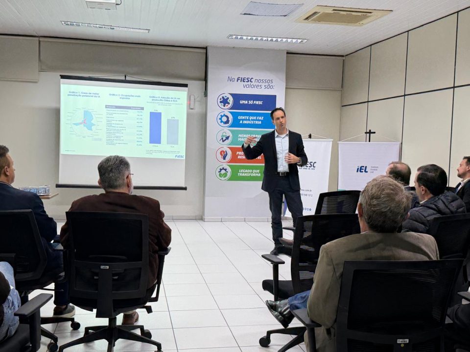 Pablo Bittencourt apresentou análise sobre juros, emprego, contas públicas e perspectivas para a economia brasileira durante reunião da Vice-Presidência Regional Sul da FIESC